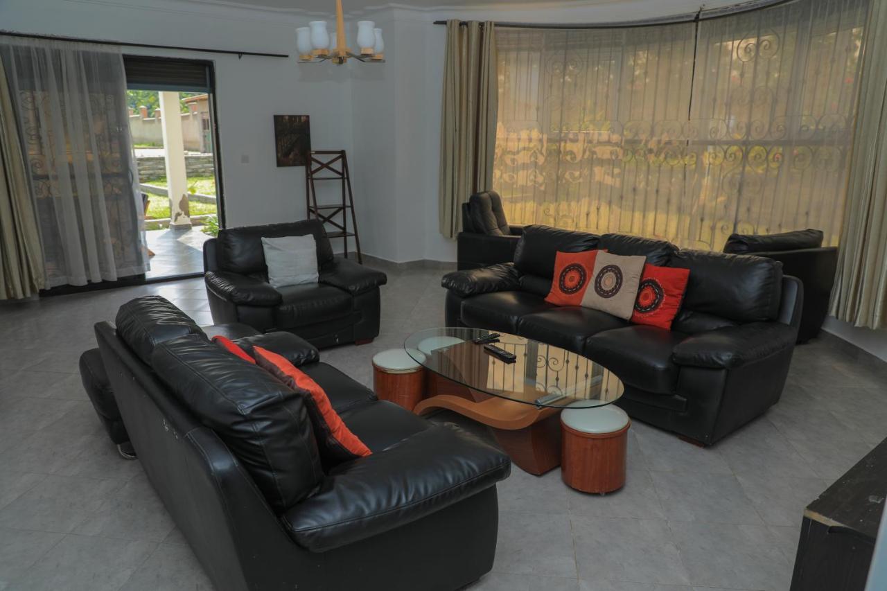 Silver Oaks Hotel Boma Fort Portal ภายนอก รูปภาพ