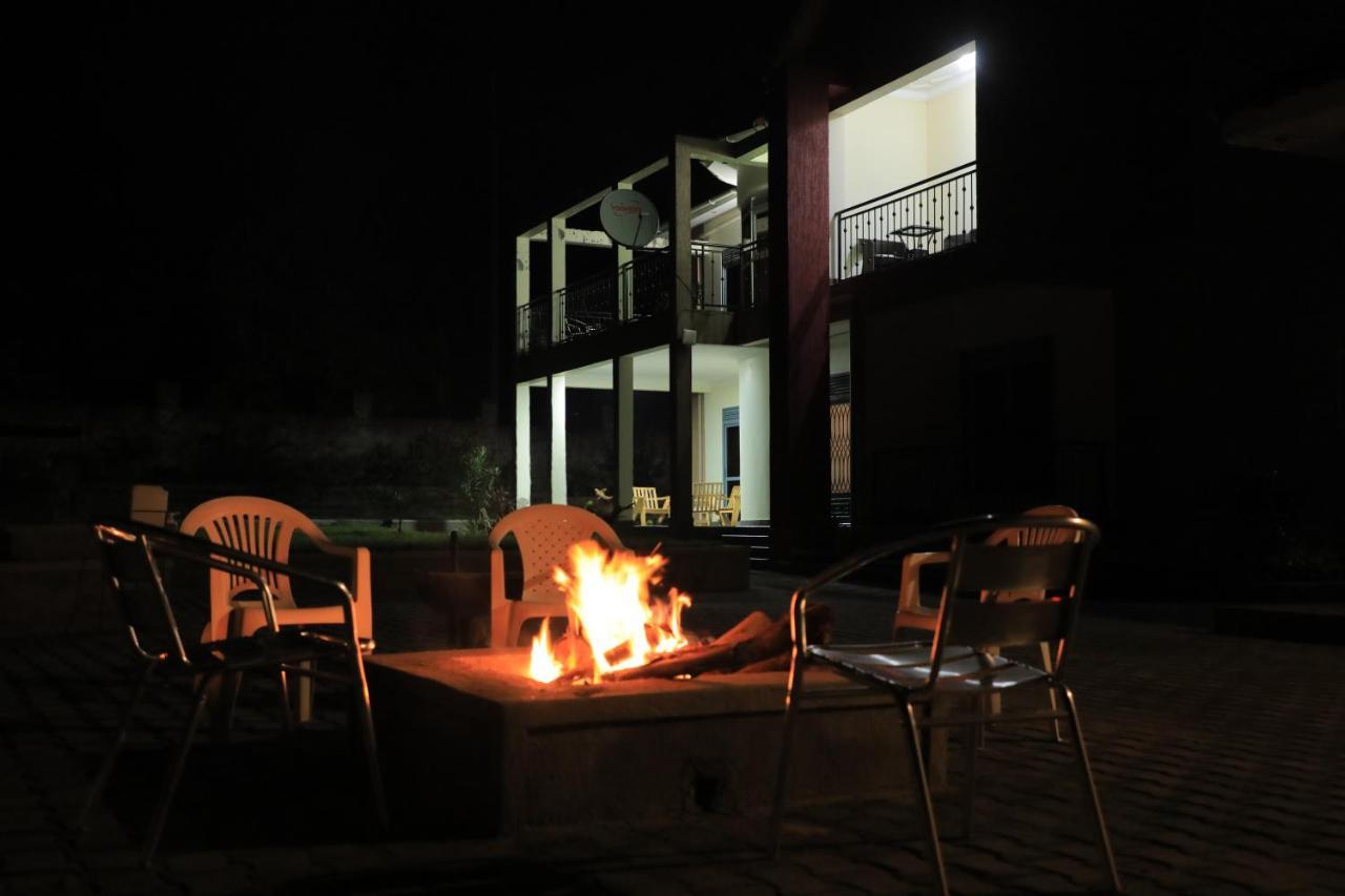 Silver Oaks Hotel Boma Fort Portal ภายนอก รูปภาพ