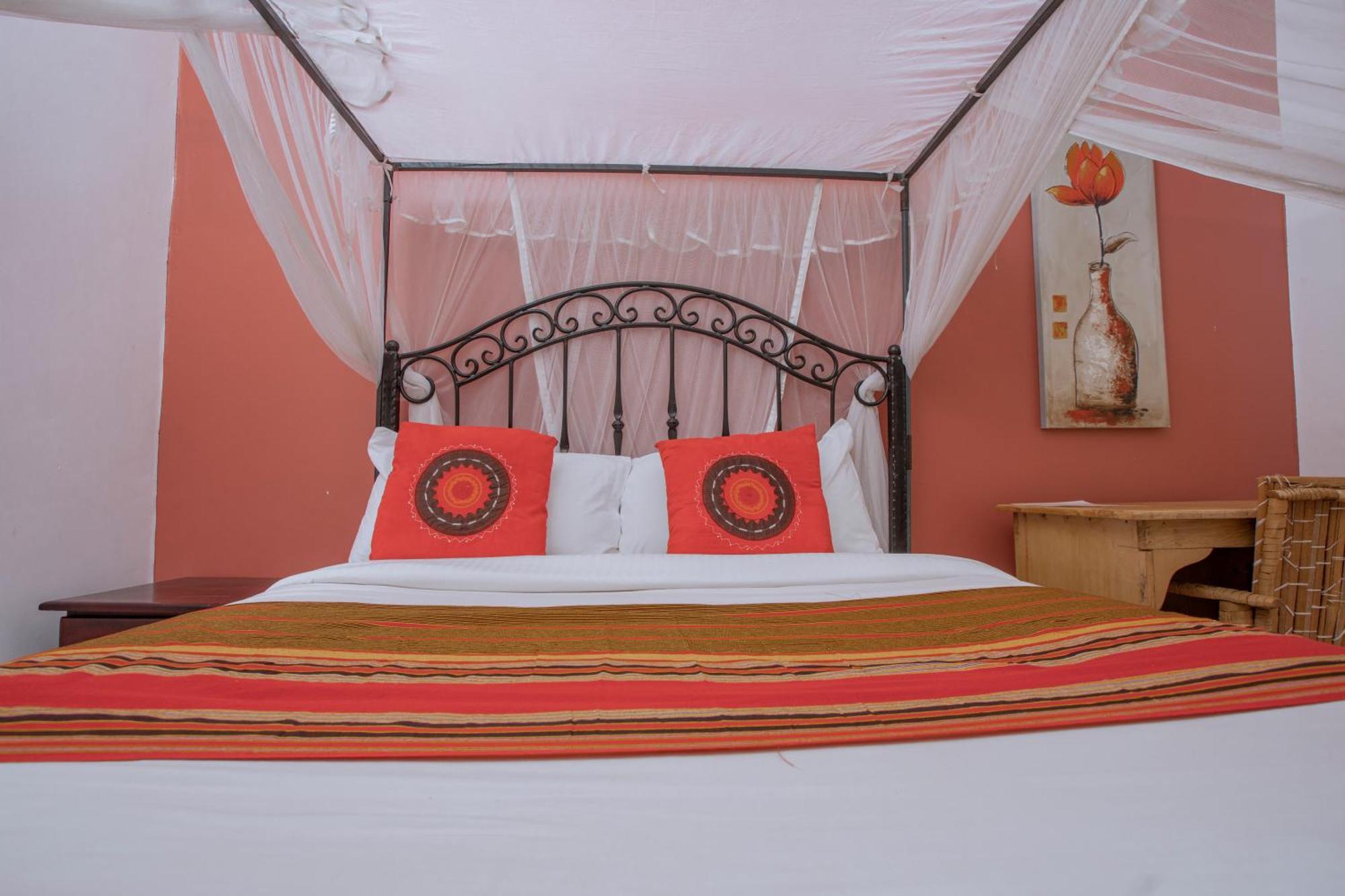 Silver Oaks Hotel Boma Fort Portal ภายนอก รูปภาพ