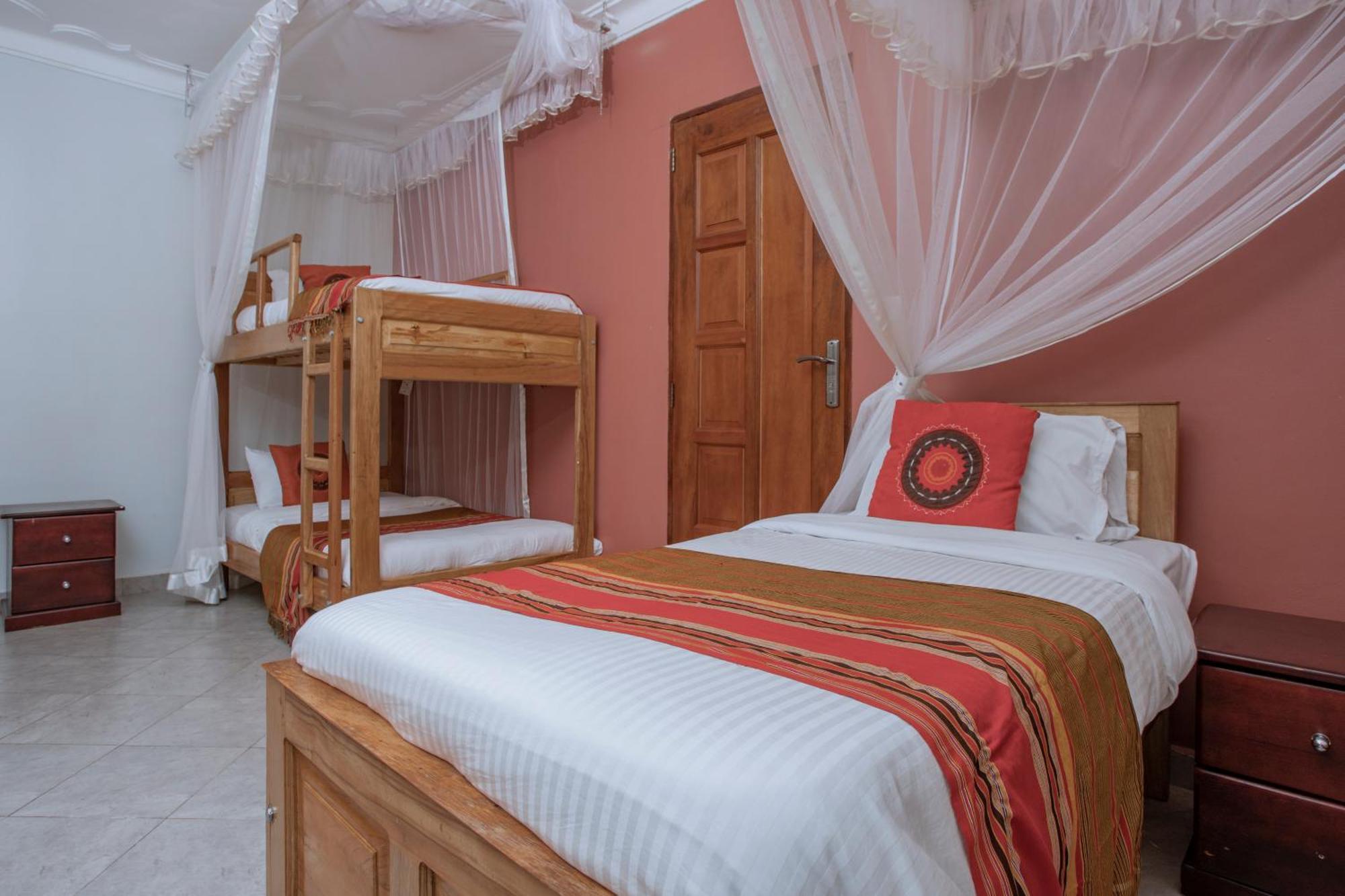 Silver Oaks Hotel Boma Fort Portal ภายนอก รูปภาพ