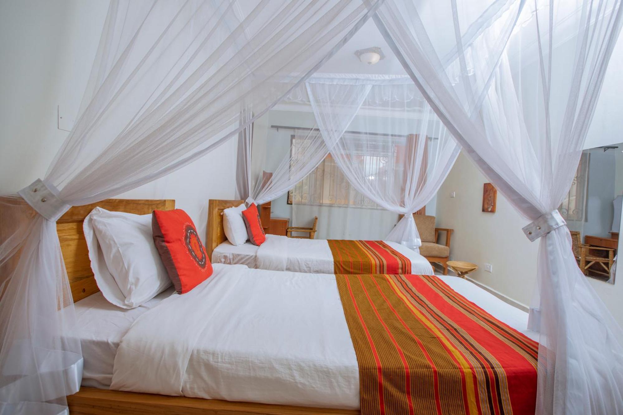 Silver Oaks Hotel Boma Fort Portal ภายนอก รูปภาพ