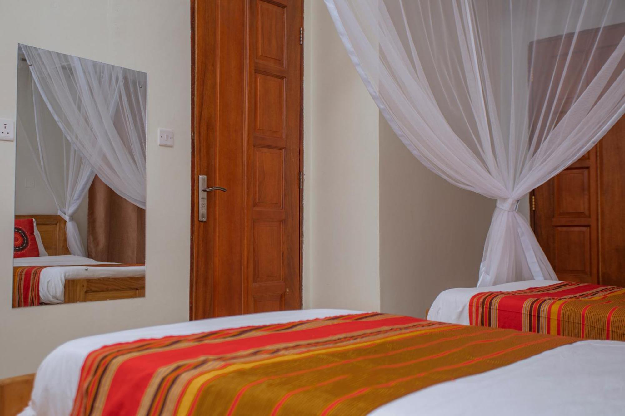 Silver Oaks Hotel Boma Fort Portal ภายนอก รูปภาพ