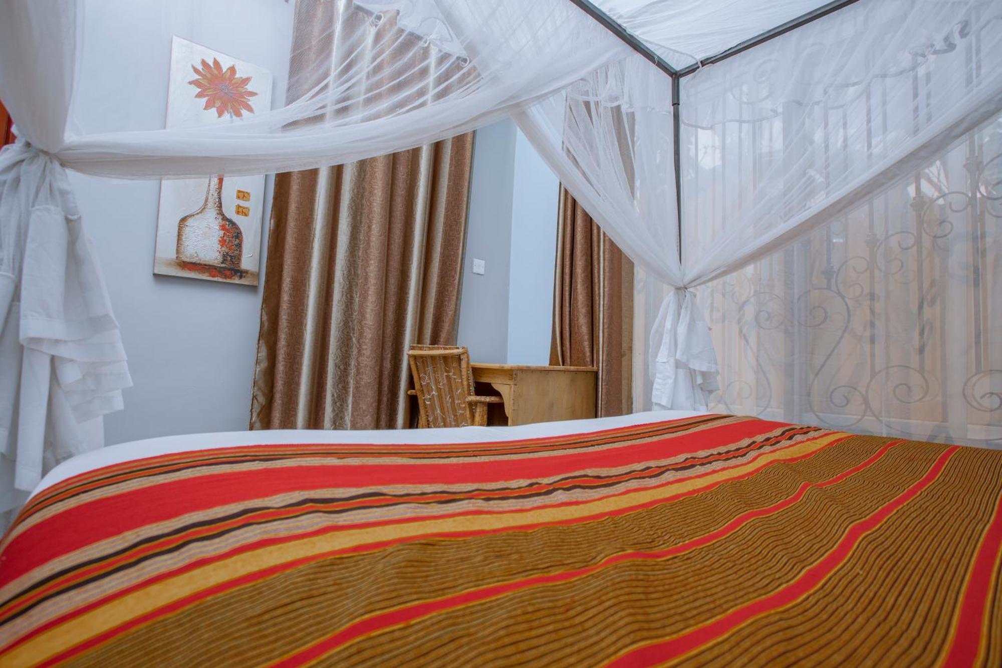 Silver Oaks Hotel Boma Fort Portal ภายนอก รูปภาพ