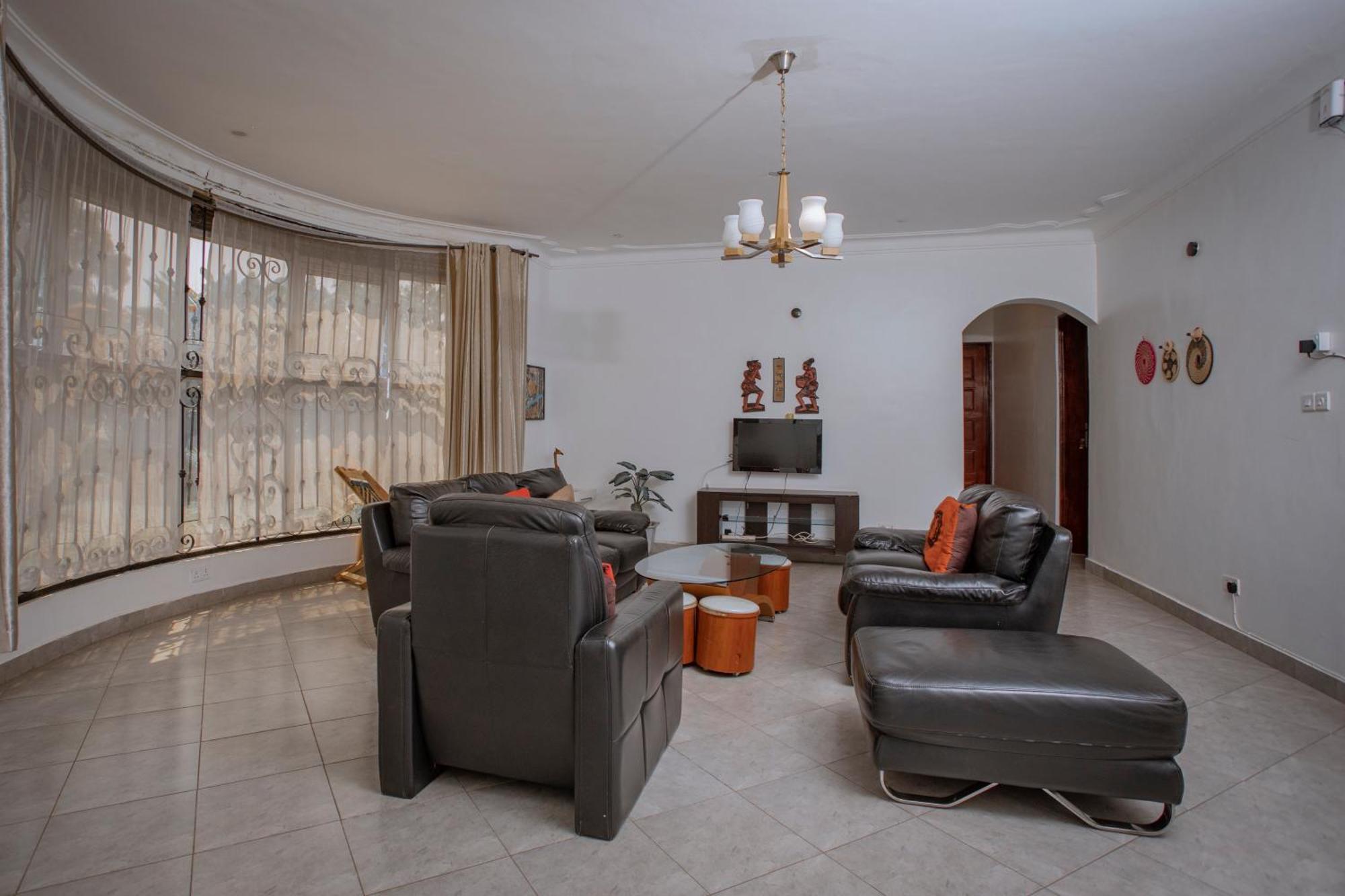 Silver Oaks Hotel Boma Fort Portal ภายนอก รูปภาพ