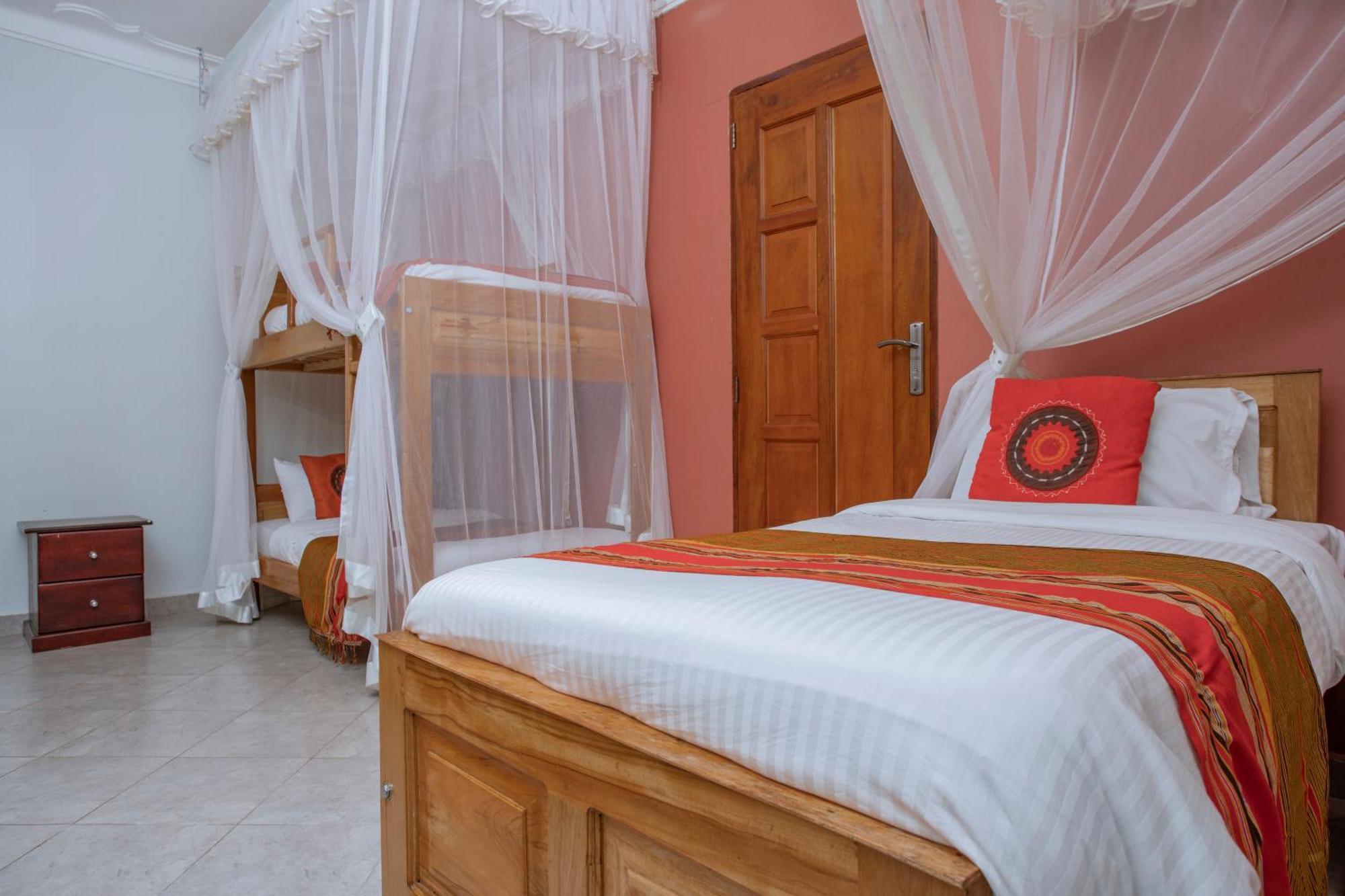 Silver Oaks Hotel Boma Fort Portal ภายนอก รูปภาพ
