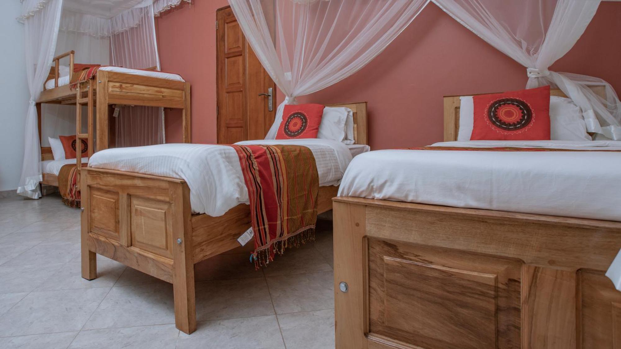 Silver Oaks Hotel Boma Fort Portal ภายนอก รูปภาพ