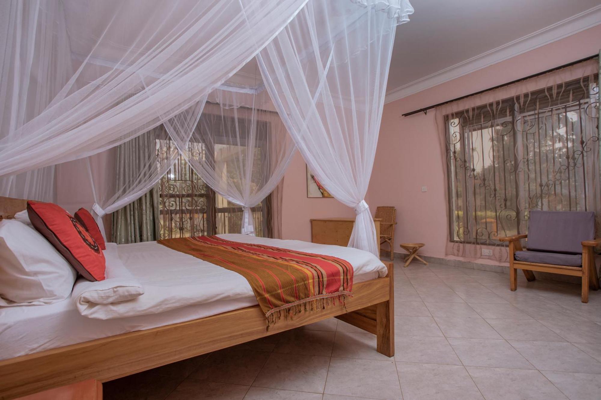 Silver Oaks Hotel Boma Fort Portal ภายนอก รูปภาพ