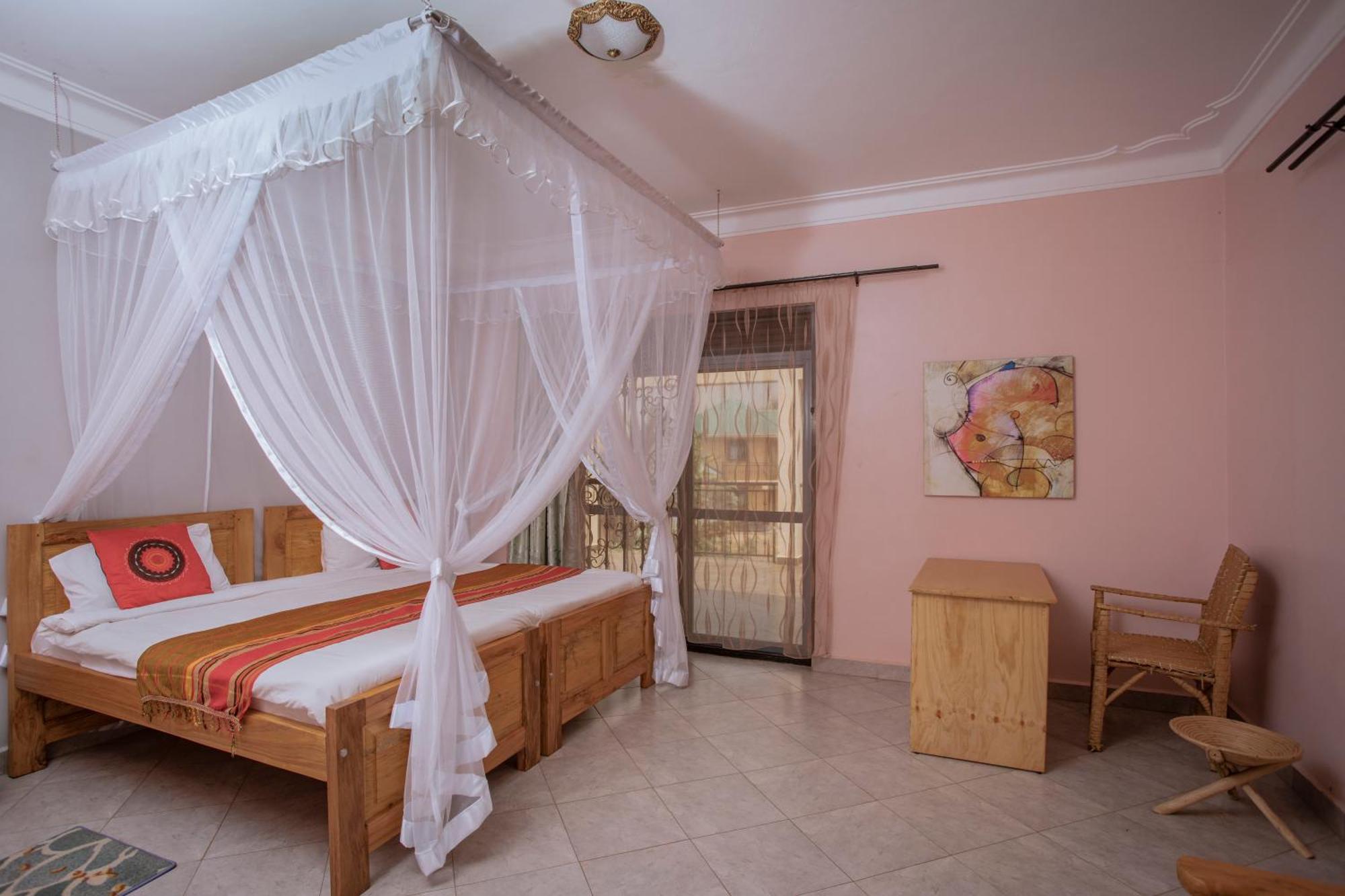 Silver Oaks Hotel Boma Fort Portal ภายนอก รูปภาพ