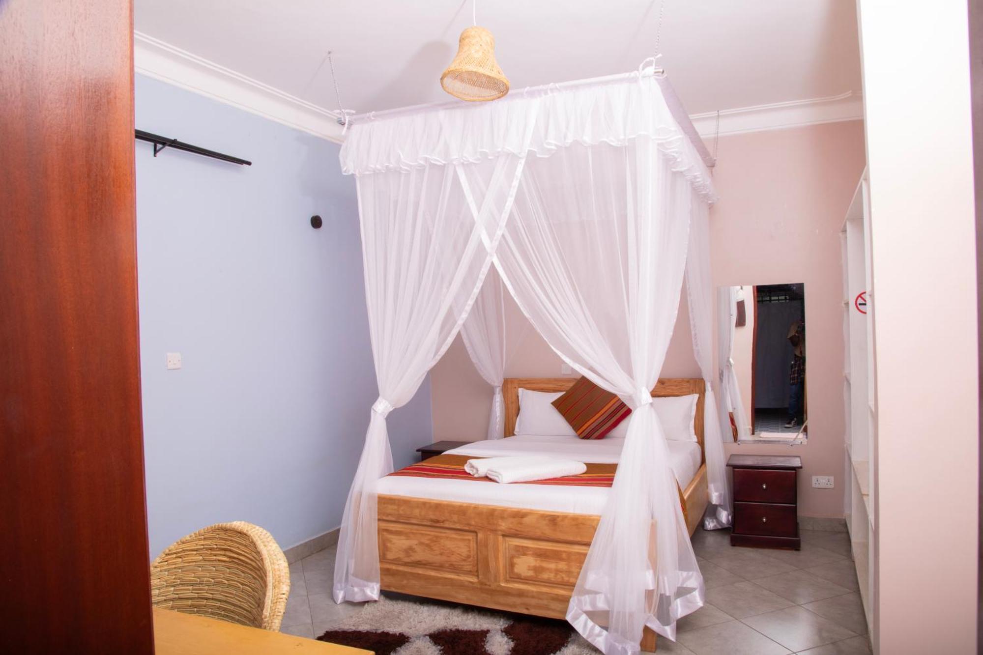 Silver Oaks Hotel Boma Fort Portal ภายนอก รูปภาพ