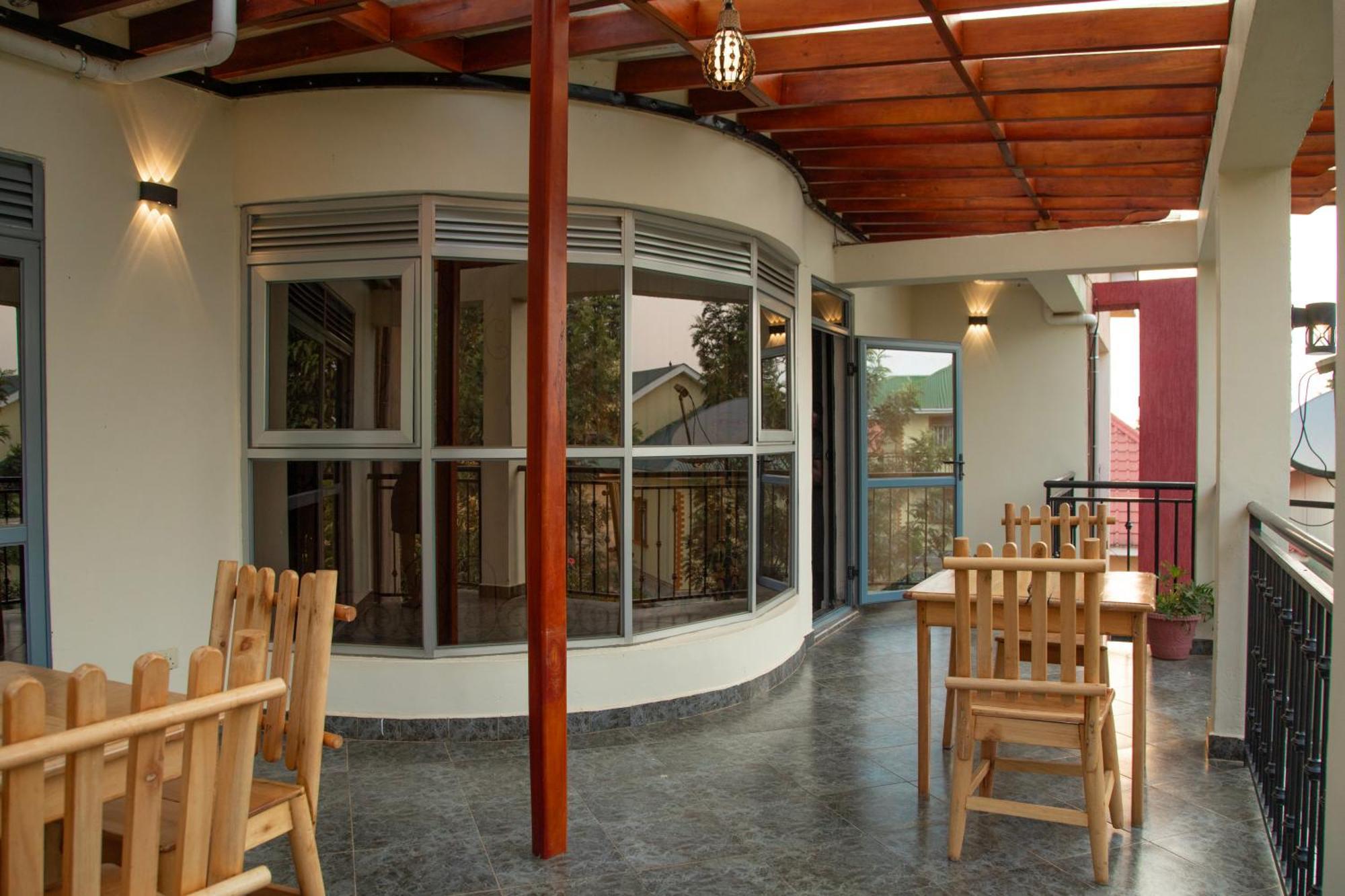 Silver Oaks Hotel Boma Fort Portal ภายนอก รูปภาพ