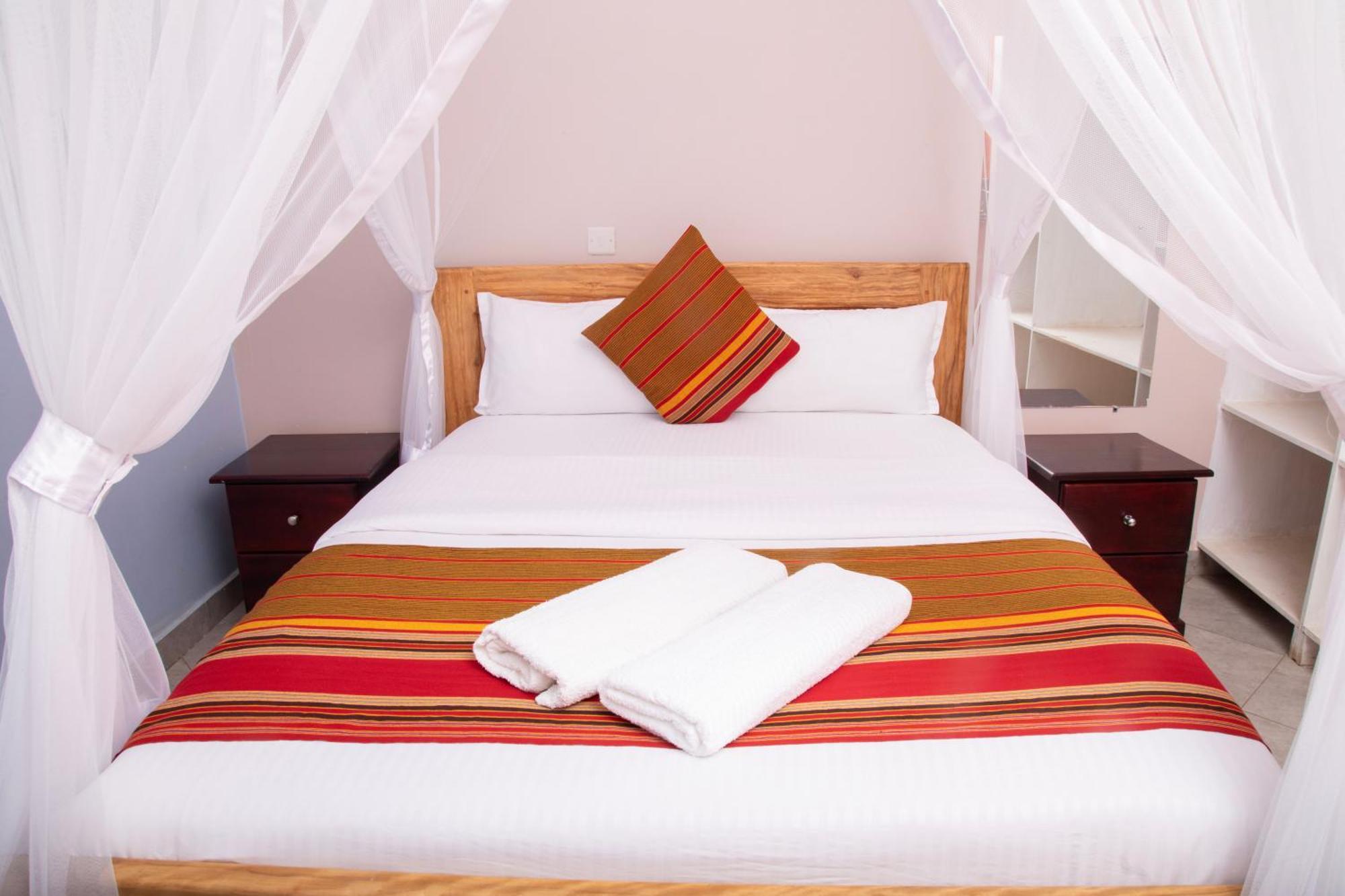 Silver Oaks Hotel Boma Fort Portal ภายนอก รูปภาพ