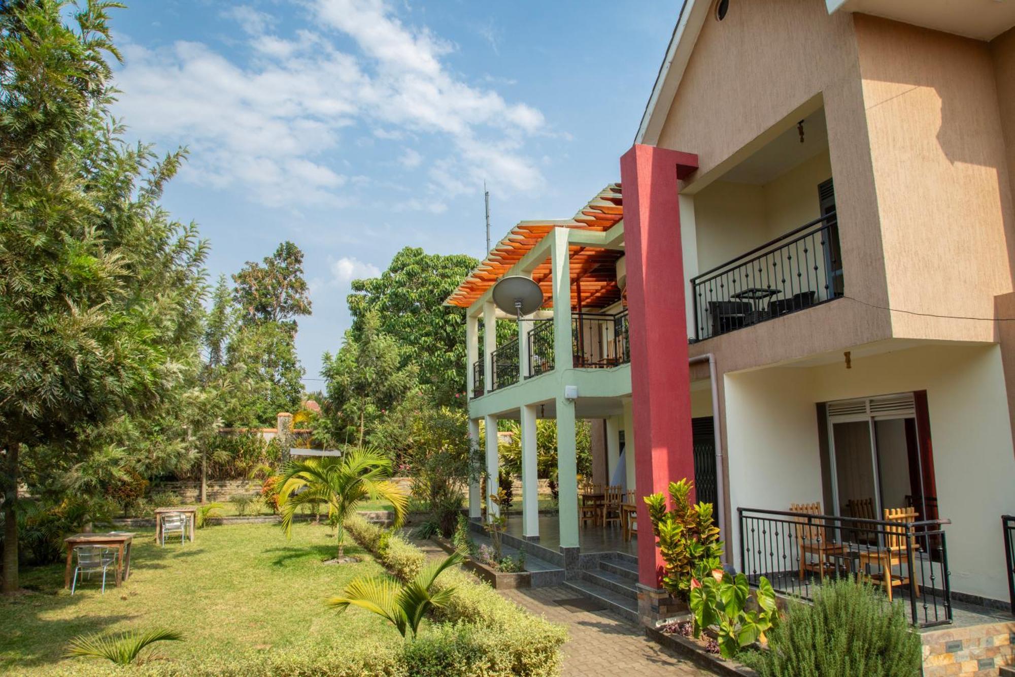 Silver Oaks Hotel Boma Fort Portal ภายนอก รูปภาพ