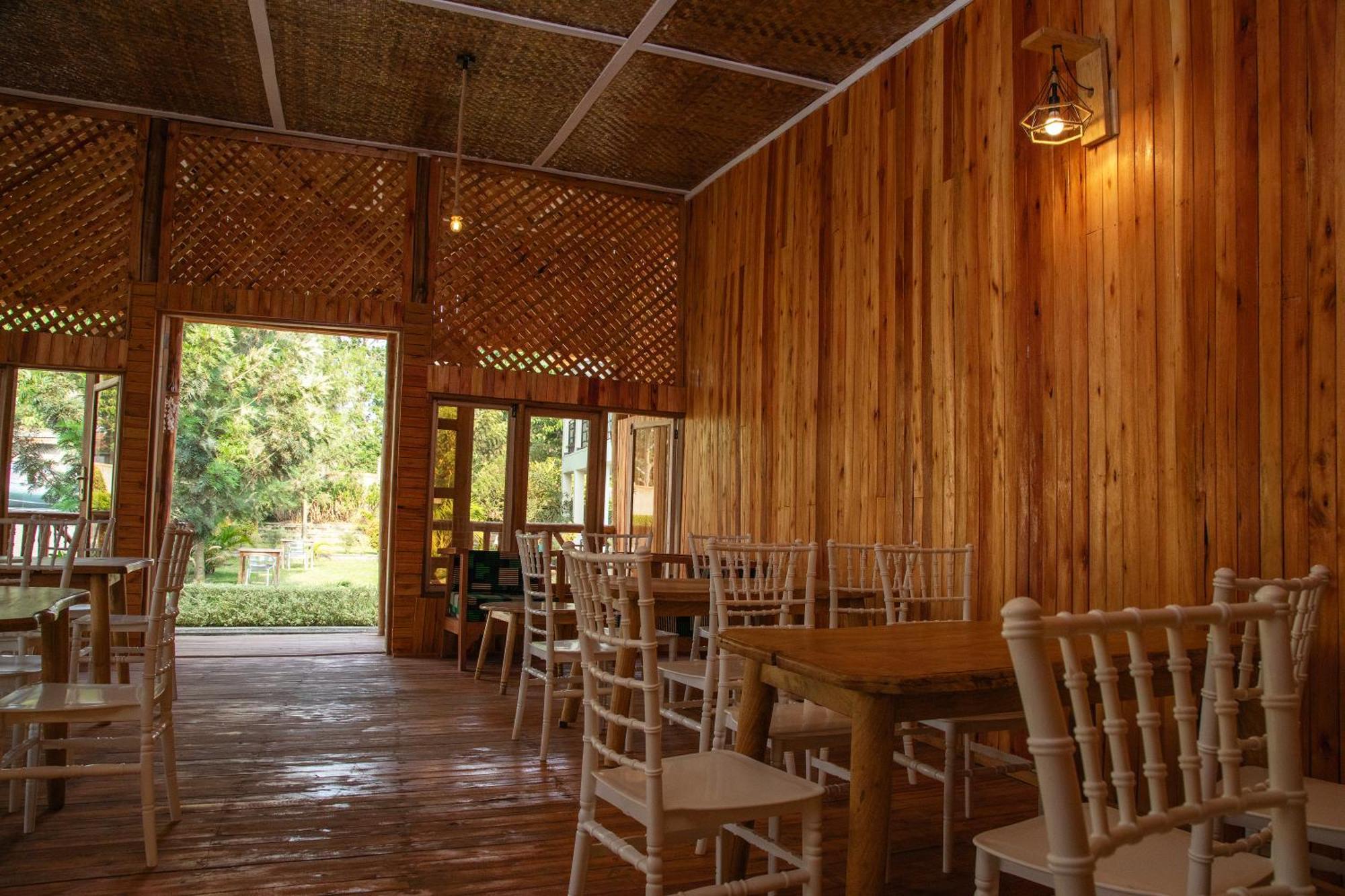 Silver Oaks Hotel Boma Fort Portal ภายนอก รูปภาพ