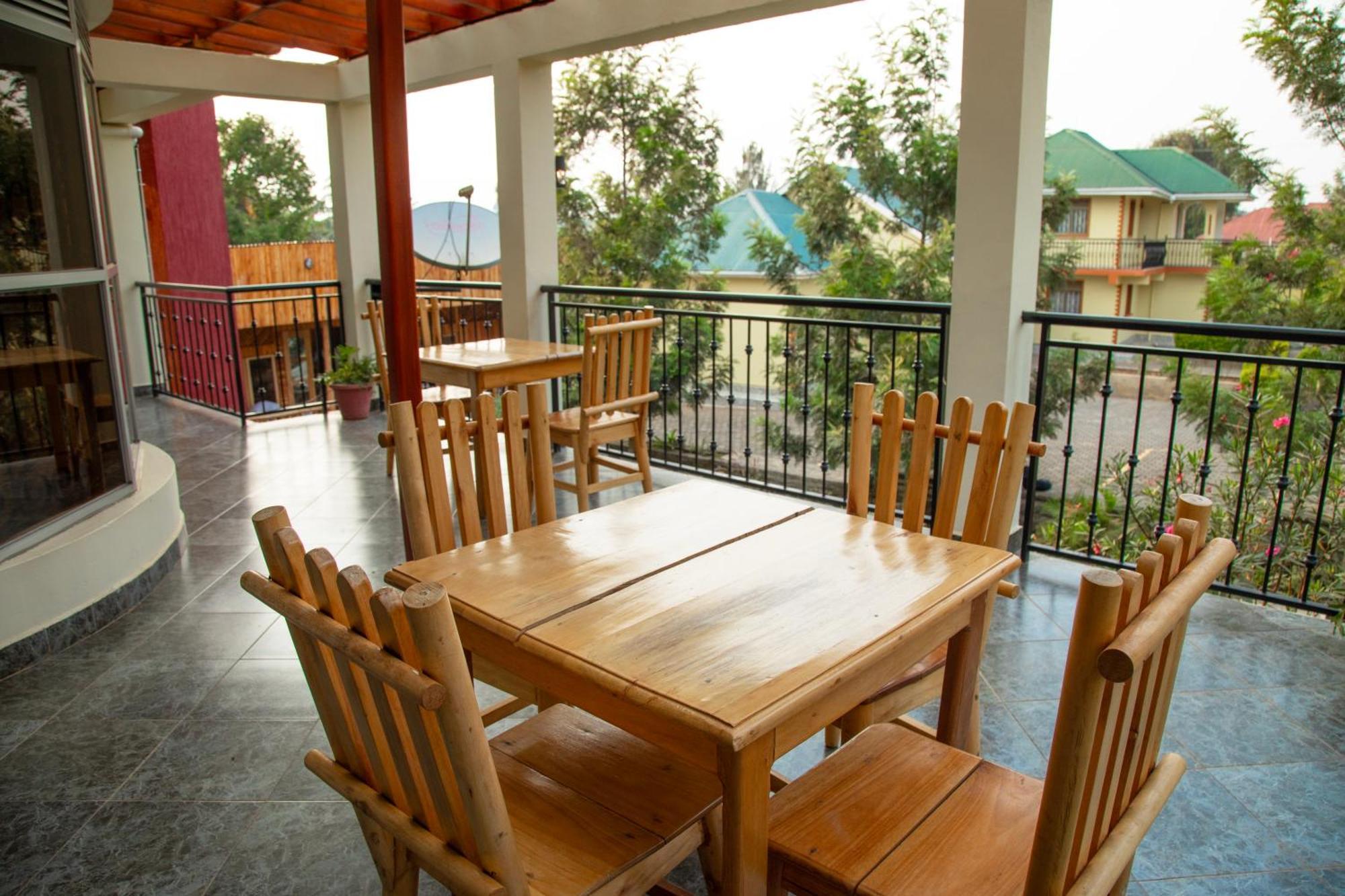 Silver Oaks Hotel Boma Fort Portal ภายนอก รูปภาพ