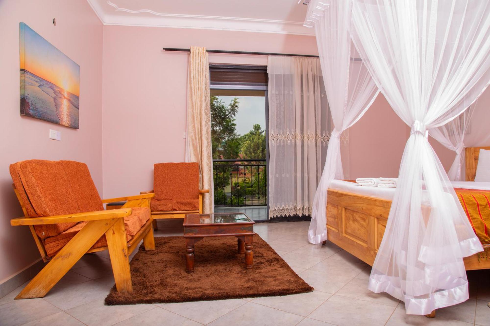 Silver Oaks Hotel Boma Fort Portal ภายนอก รูปภาพ