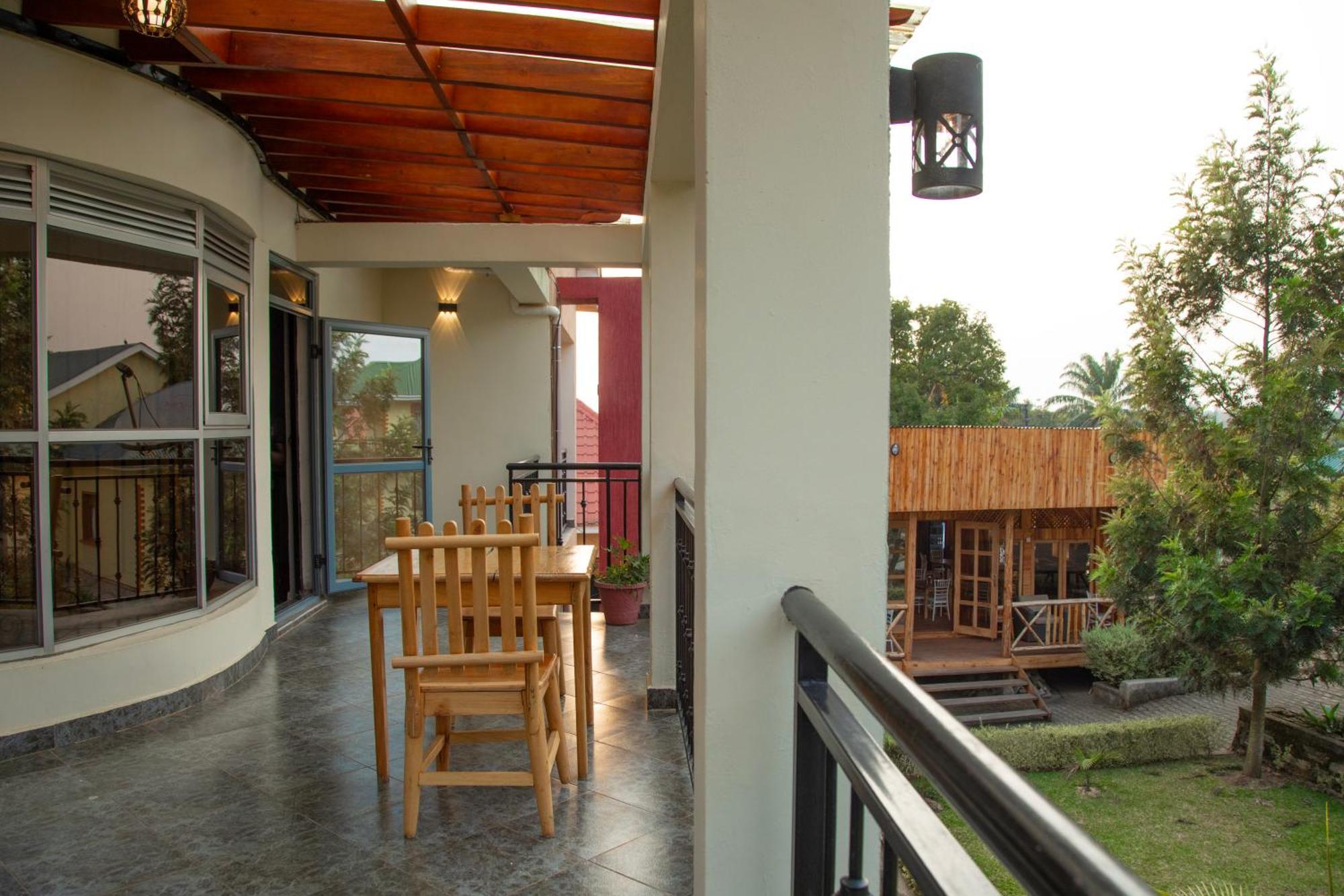 Silver Oaks Hotel Boma Fort Portal ภายนอก รูปภาพ