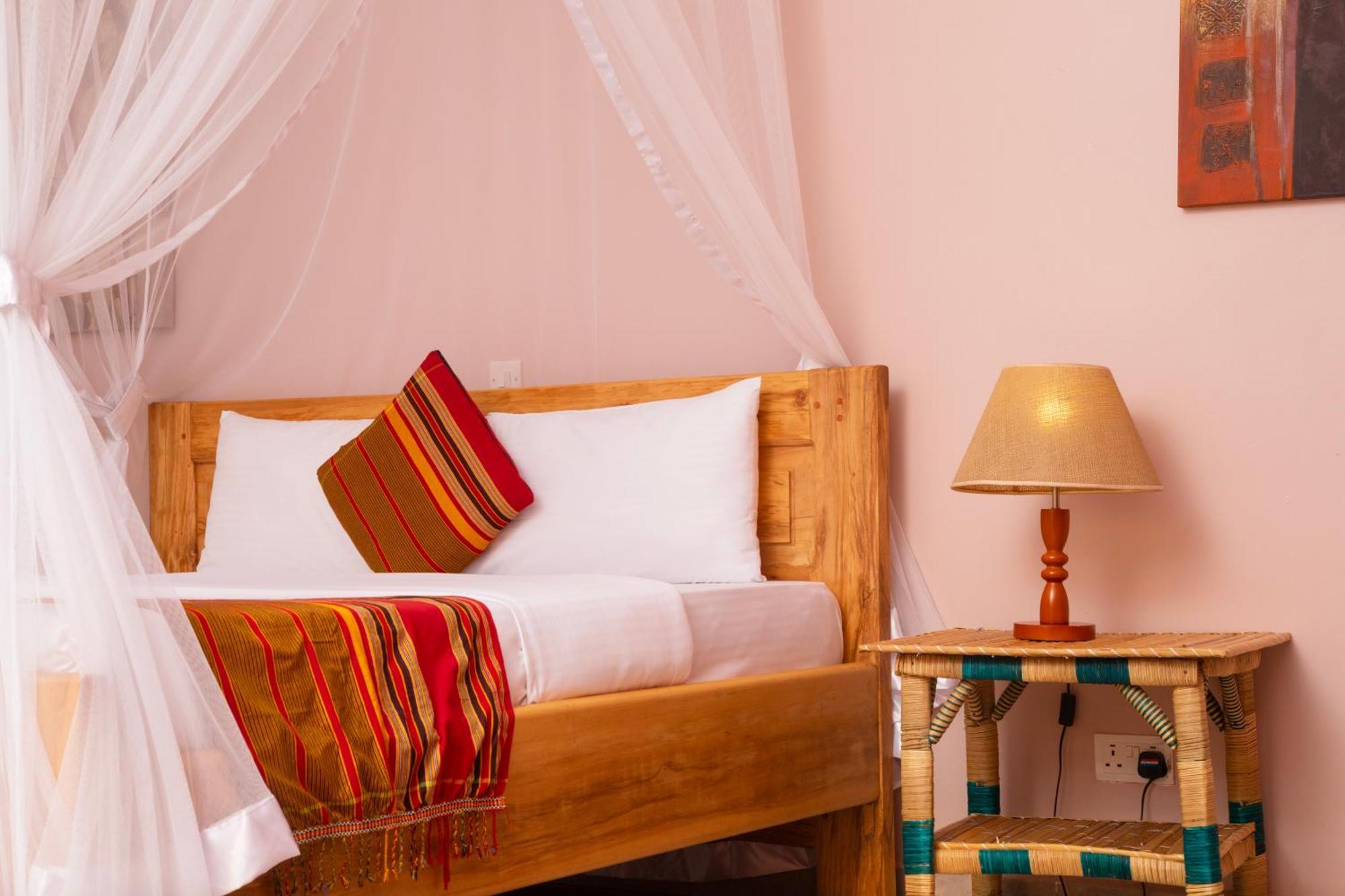 Silver Oaks Hotel Boma Fort Portal ภายนอก รูปภาพ